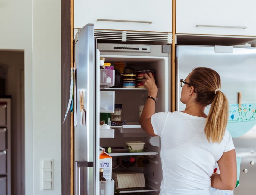 Чи можна ставити теплі продукти у холодильник?