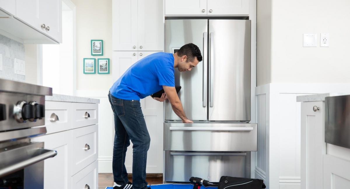 Как выбрать мастера по ремонту холодильника