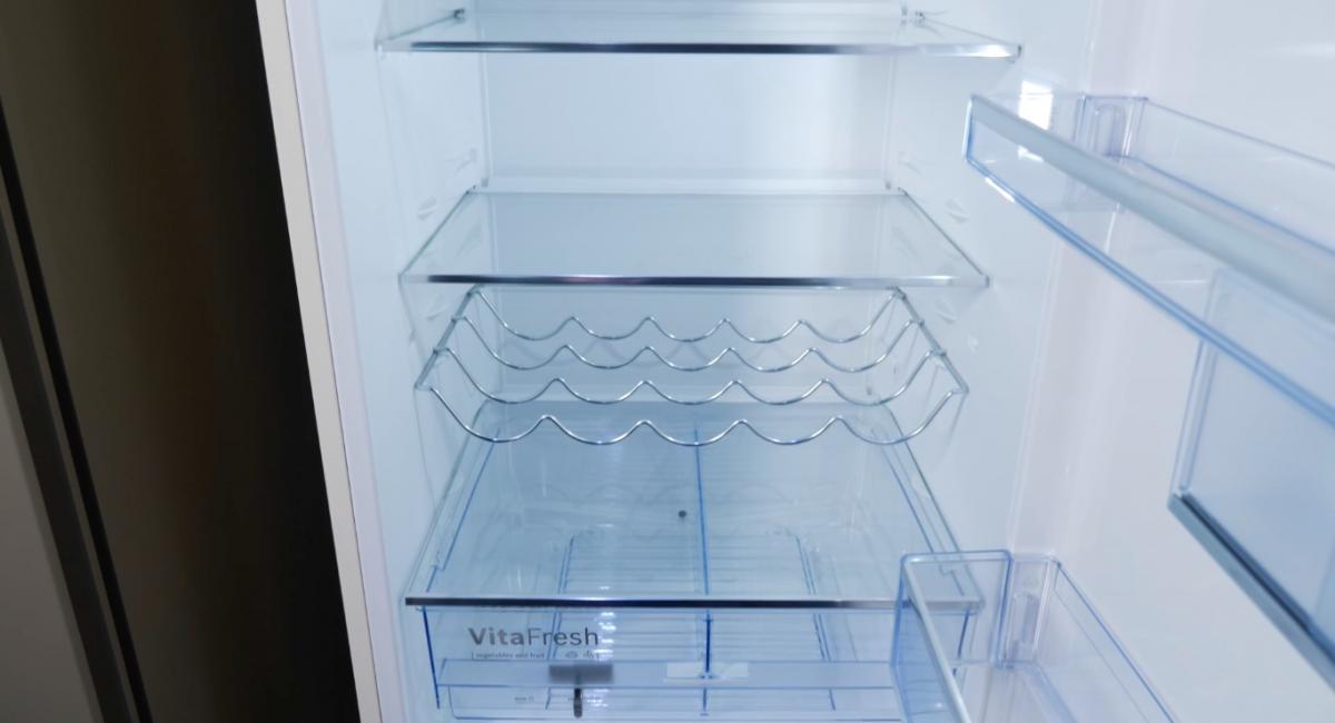 Вода в лоточках холодильника