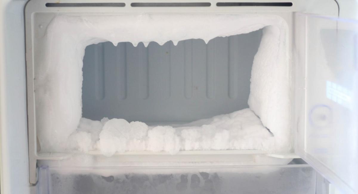Образуется лед в морозилке холодильника
