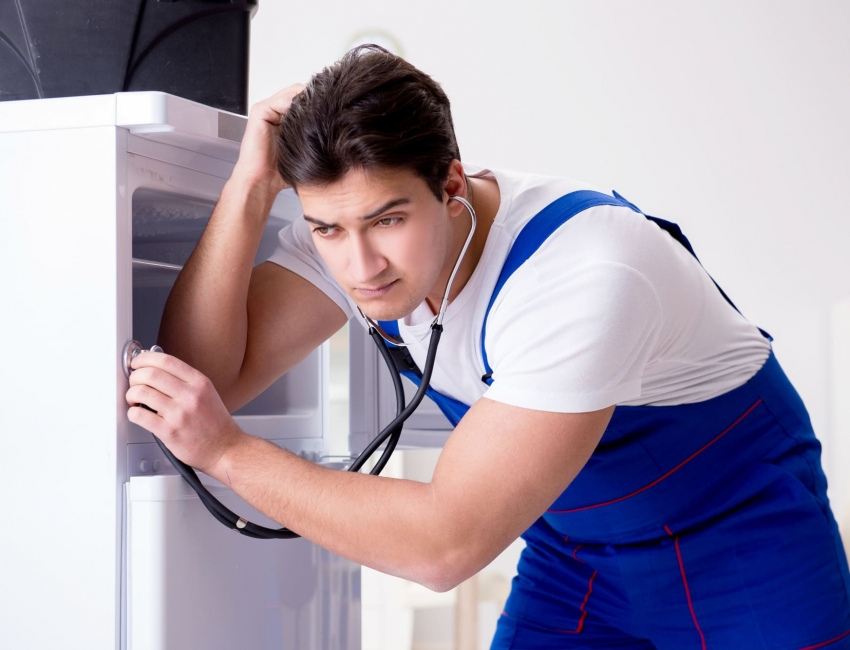 Почему холодильник стал громко работать: причины, что делать